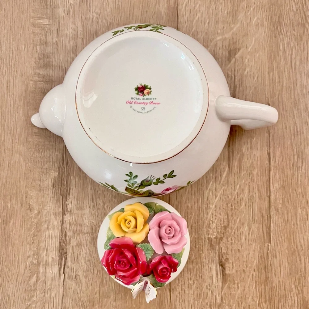 Royal‎ Albert Old Country Roses Teapot with Butterfly & Roses on Lid Vintage
